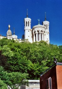 Basilique vue de la place St Jean