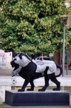 Lion, Rpublique square